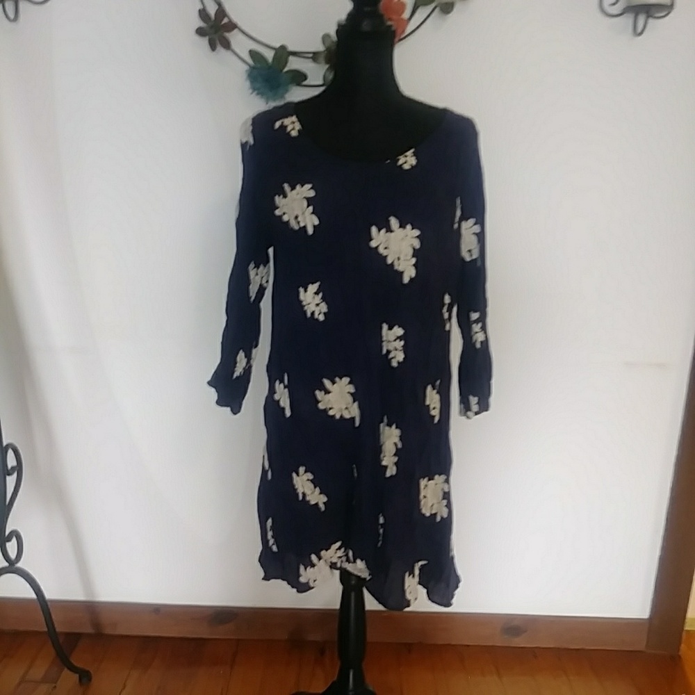 Beige by eci crinkle shift dress size Large